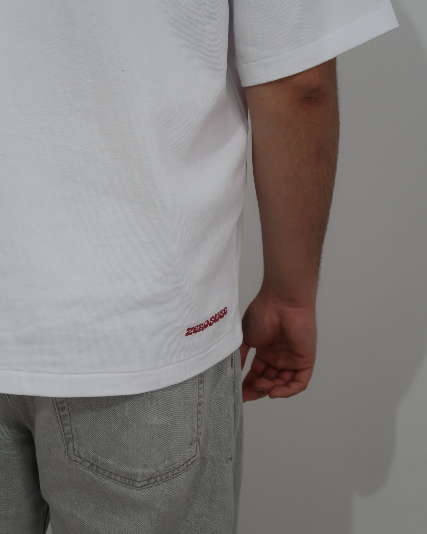 tricou alb oversized streetwear zero sense cu text rosu 