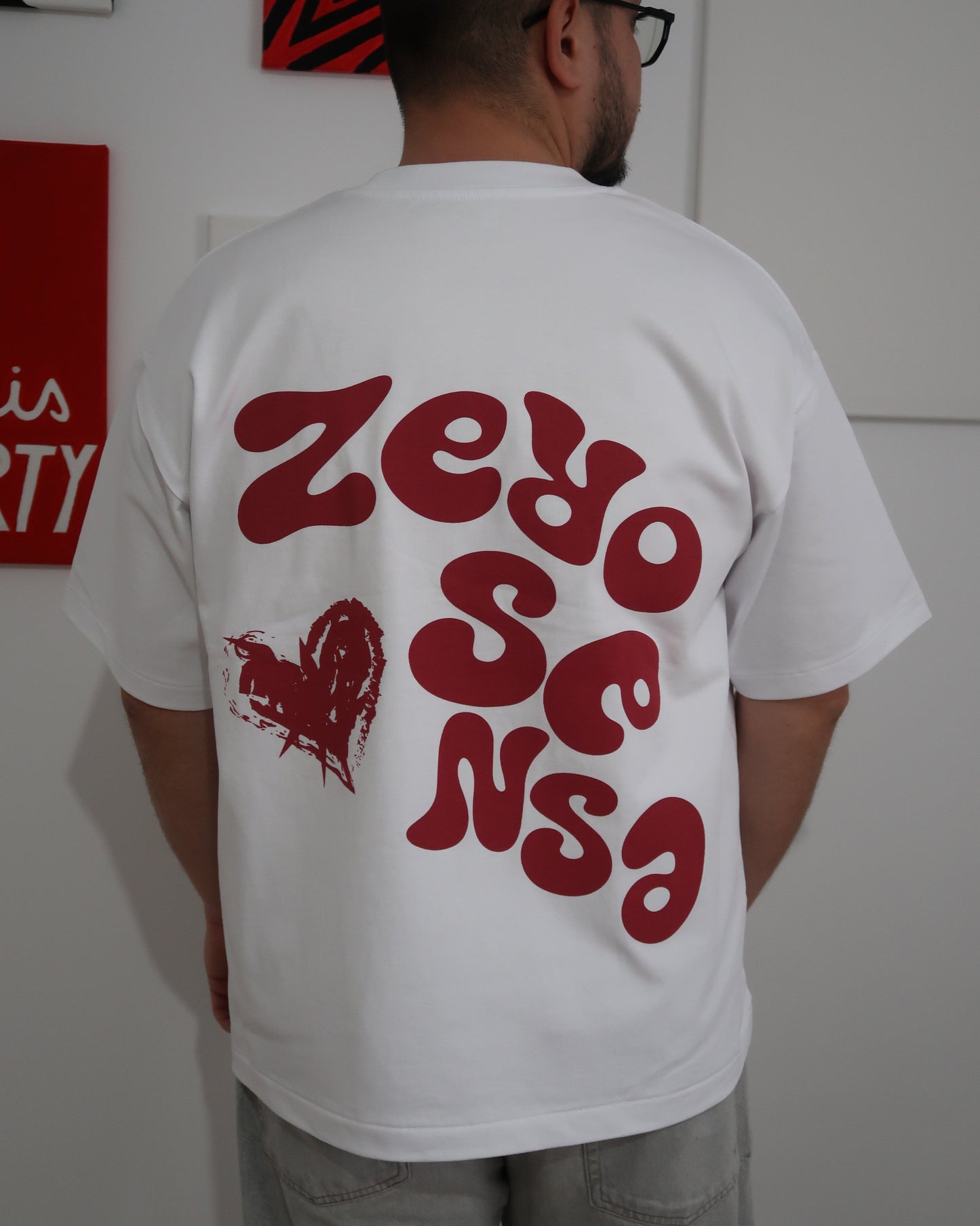 tricou alb oversized streetwear zero sense cu text rosu 